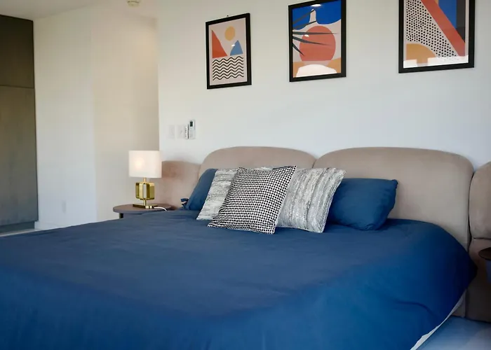 Exclusive Hillside Hideaway-Private Room